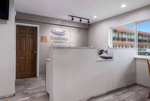 Econo Lodge Inn & Suites - Bridge Guide 1