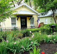 Elm Street Cottage - 2 blocks to Downtown Square