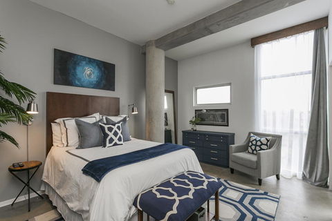 Executive Industrial Chic Condo 30 Night Min - Click Find 0