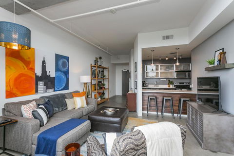 Executive Industrial Chic Condo 30 Night Min - Click Find 2