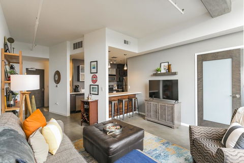 Executive Industrial Chic Condo 30 Night Min - Click Find 3