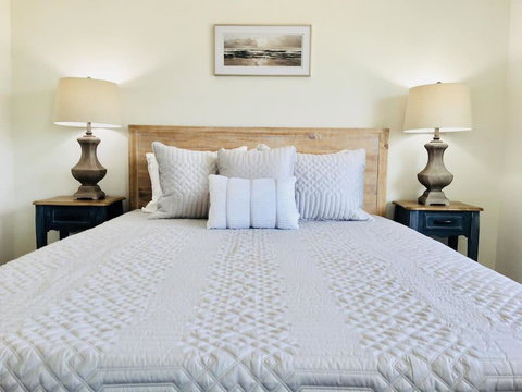 Gorgeous & Spacious Home Just 1 Mile To The Beach With A Private Yard - Bet 4u 2