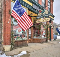 Historic  Updated Apt Less Than 4 Mi to Oval Beach