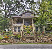 Historic 'Hardy House' on Main Street with Fire Pit