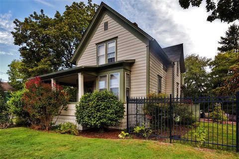 Historic And Charming Salem Home With Mill Creek Views! - Bet 4u 0
