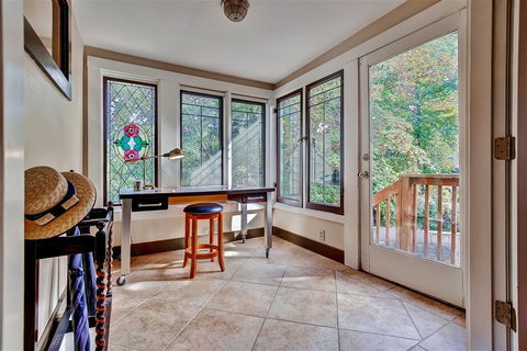 Historic And Charming Salem Home With Mill Creek Views! - Bet 4u 3