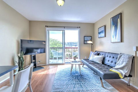 Hosteeva Lake Union Apt W Private Balcony. Walking Distance To Hot Spots - Click Find 2