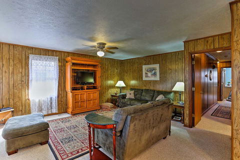 House With Fenced Yard And Shared Pier On Lake Waccamaw - Bridge Guide 2