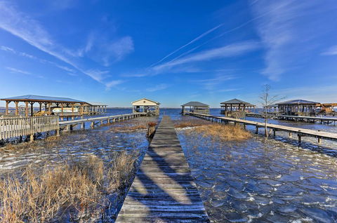 House With Fenced Yard And Shared Pier On Lake Waccamaw - Bridge Guide 1