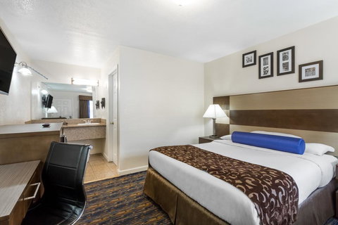 Howard Johnson By Wyndham Berkeley - Click Find 1