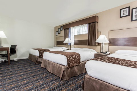 Howard Johnson By Wyndham Berkeley - Click Find 2