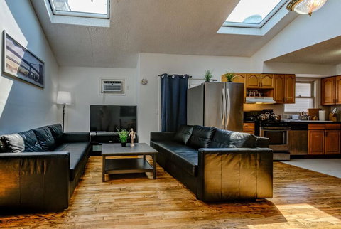 Huge, Sunny 5 BR 15 Mins To NYC! - Bet 4u 3