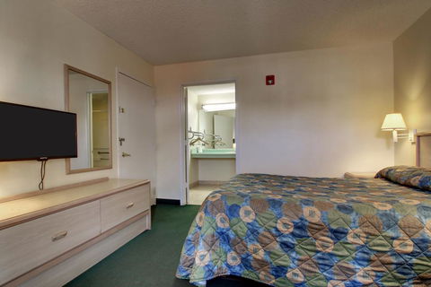 Key West Inn - Cookeville - Click Find 3