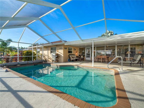 Lakeside House, 4 Bedrooms, Private Heated Pool, HDTV, Sleeps 8, WiFi - Click Find 0