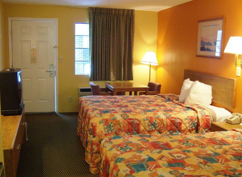 Lakeside Inn - Click Find 3