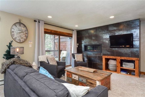 Lance's West Chalet - Walkable, Spacious & Elegant - Click Find 0