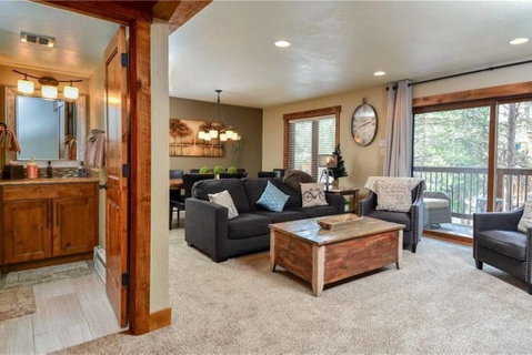 Lance's West Chalet - Walkable, Spacious & Elegant - Click Find 2