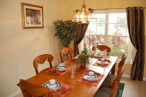 Large 7 Bed 4 Bath Home With Pool & Spa - Click Find 3