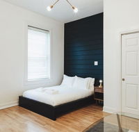 Modern Artistic Apartment minutes from Downtown