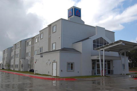 Motel 6-Cedar Park, TX - Bridge Guide 1