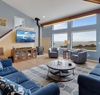 New Listing All-Suite Eagle's Nest w/ Hot Tub home