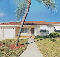 New Listing Tropical Getaway - 5 Minutes to Beach home