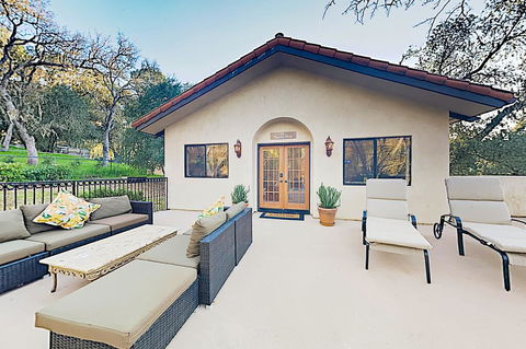 New Listing! Tuscan-Style Villa W/ Pool & Hot Tub Home - Click Find 0