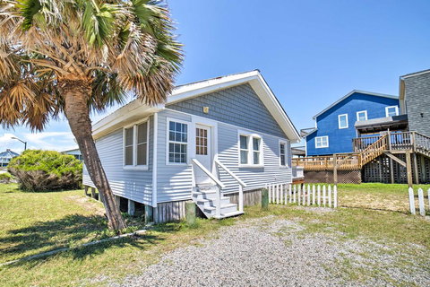 Oak Island Home With Deck And Grill-Steps To Ocean - Click Find 0