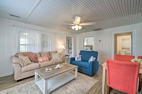 Oak Island Home With Deck And Grill-Steps To Ocean - Click Find 3