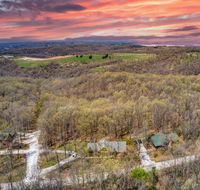 Premium Cabin HotTub Near Shows with gametable Dining Room Deer Tracks