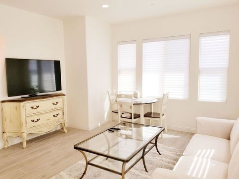 Private Suite,own Entrance&kitchen - Bet 4u 0