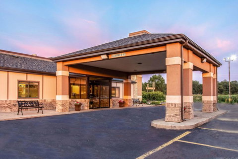 Quality Inn & Suites - Click Find 0