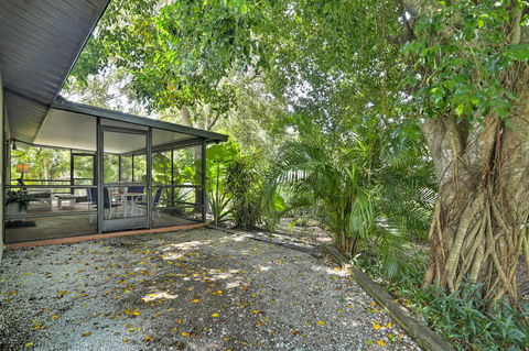 Ranch-Style Home With Porch - 1Mi To Manasota Beach! - Click Find 2