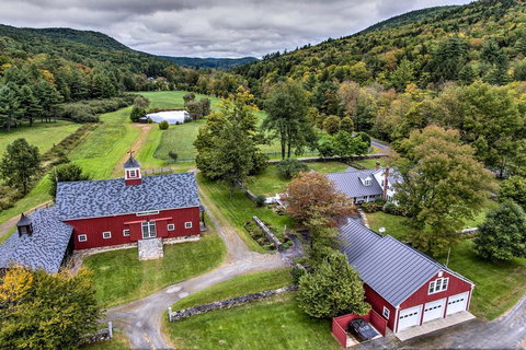 Renovated 1950's Farmhouse On 300 Acres In Grafton - Bet 4u 0