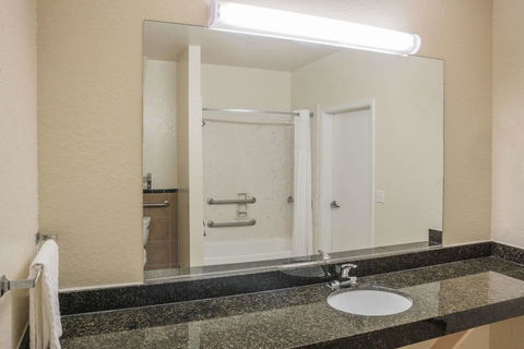 Super 8 By Wyndham Brookshire TX - Click Find 1