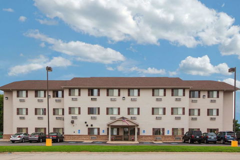 Super 8 By Wyndham Mason City - Click Find 0