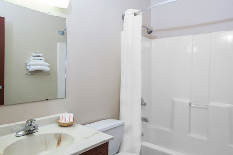 Super 8 By Wyndham Mason City - Click Find 1