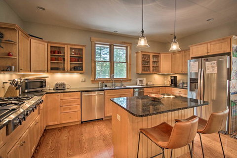 Tranquil Lakefront Hideaway With Beach And Dock - Bet 4u 1