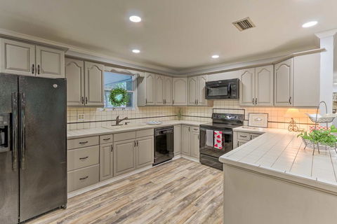 Updated Home, Less Than 1 Mile To Old Town Bluffton! - Bet 4u 2