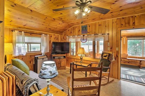 Updated Oakland Cottage With Deck On McGrath Pond! - Bet 4u 2