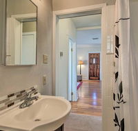 Updated Silver City Cottage - Walk Downtown