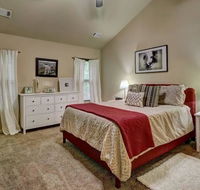 Upscale Entire Home Extra Convenient to City bh