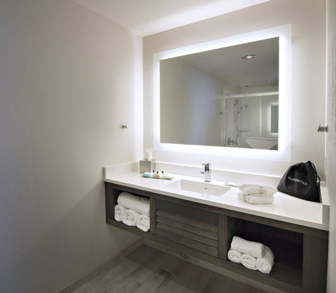 The Island House Hotel A Doubletree By Hilton - Bet 4u 2