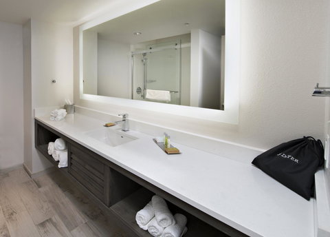 The Island House Hotel A Doubletree By Hilton - Bet 4u 9