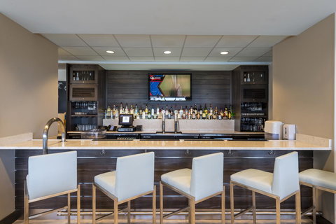 The Island House Hotel A Doubletree By Hilton - Bet 4u 25