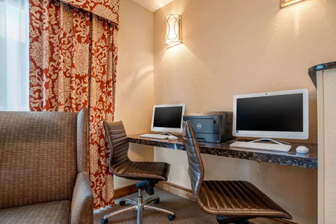 Econo Lodge Inn & Suites Foley - Click Find 21