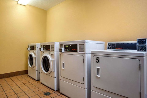 Econo Lodge Inn & Suites Foley - Click Find 35