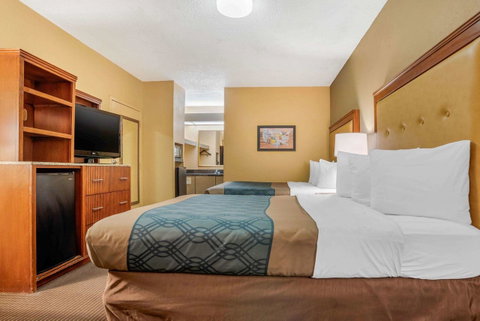 Econo Lodge Inn & Suites Foley - Click Find 9