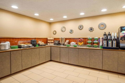 Econo Lodge Inn & Suites Foley - Click Find 29
