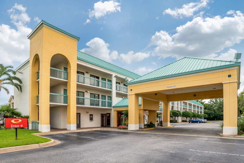 Econo Lodge Inn & Suites Foley - Click Find 38